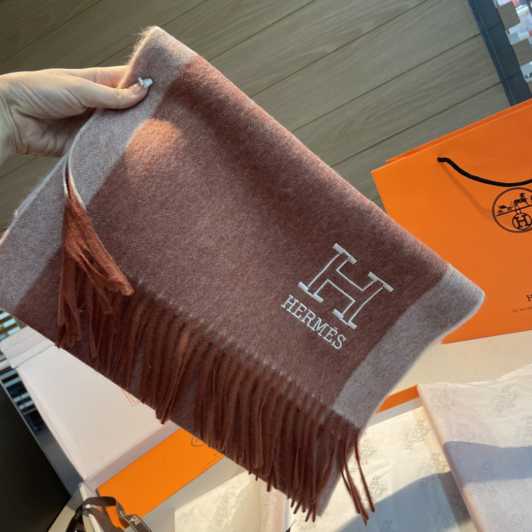 ✨✨爱马仕双面围巾❗好看的要疯掉了，太有型太有魅力了❗❗非常斯文时尚的秋冬单品！真的很喜欢，非常Clas