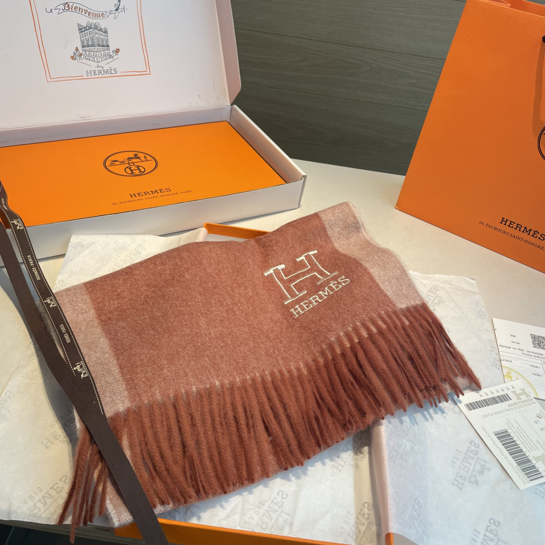✨✨爱马仕双面围巾❗好看的要疯掉了，太有型太有魅力了❗❗非常斯文时尚的秋冬单品！真的很喜欢，非常Clas