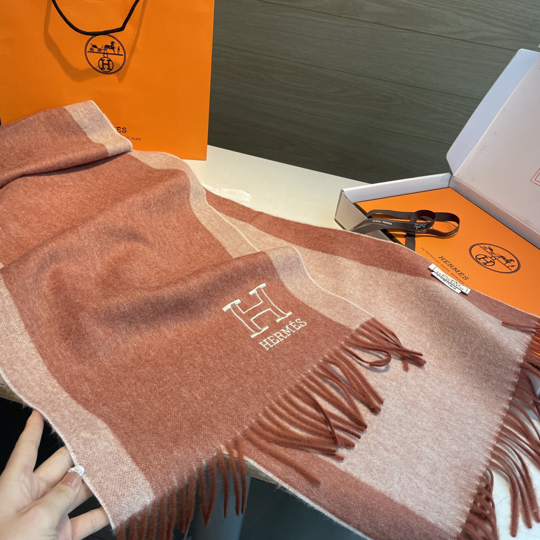✨✨爱马仕双面围巾❗好看的要疯掉了，太有型太有魅力了❗❗非常斯文时尚的秋冬单品！真的很喜欢，非常Clas