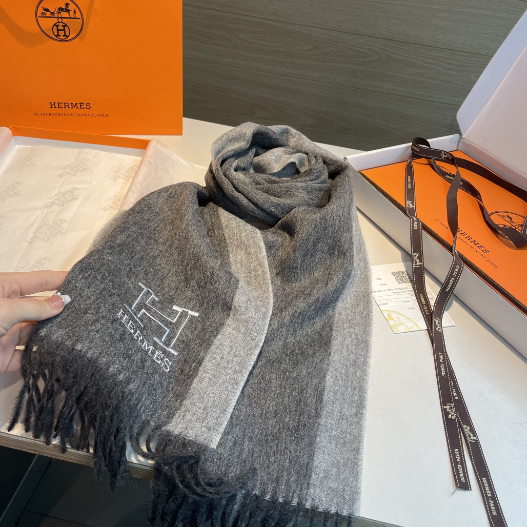 ✨✨爱马仕双面围巾❗好看的要疯掉了，太有型太有魅力了❗❗非常斯文时尚的秋冬单品！真的很喜欢，非常Clas