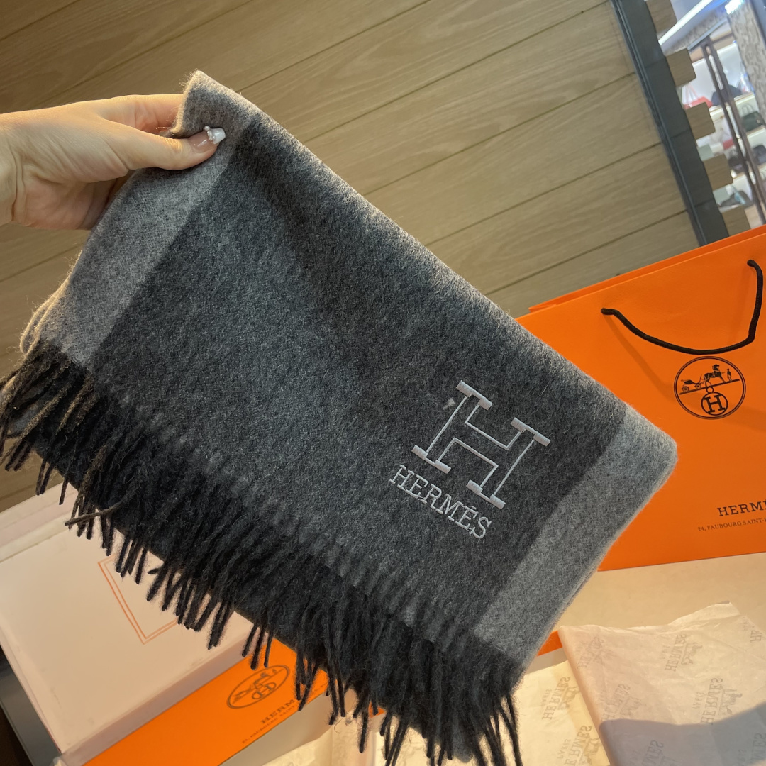 ✨✨爱马仕双面围巾❗好看的要疯掉了，太有型太有魅力了❗❗非常斯文时尚的秋冬单品！真的很喜欢，非常Clas