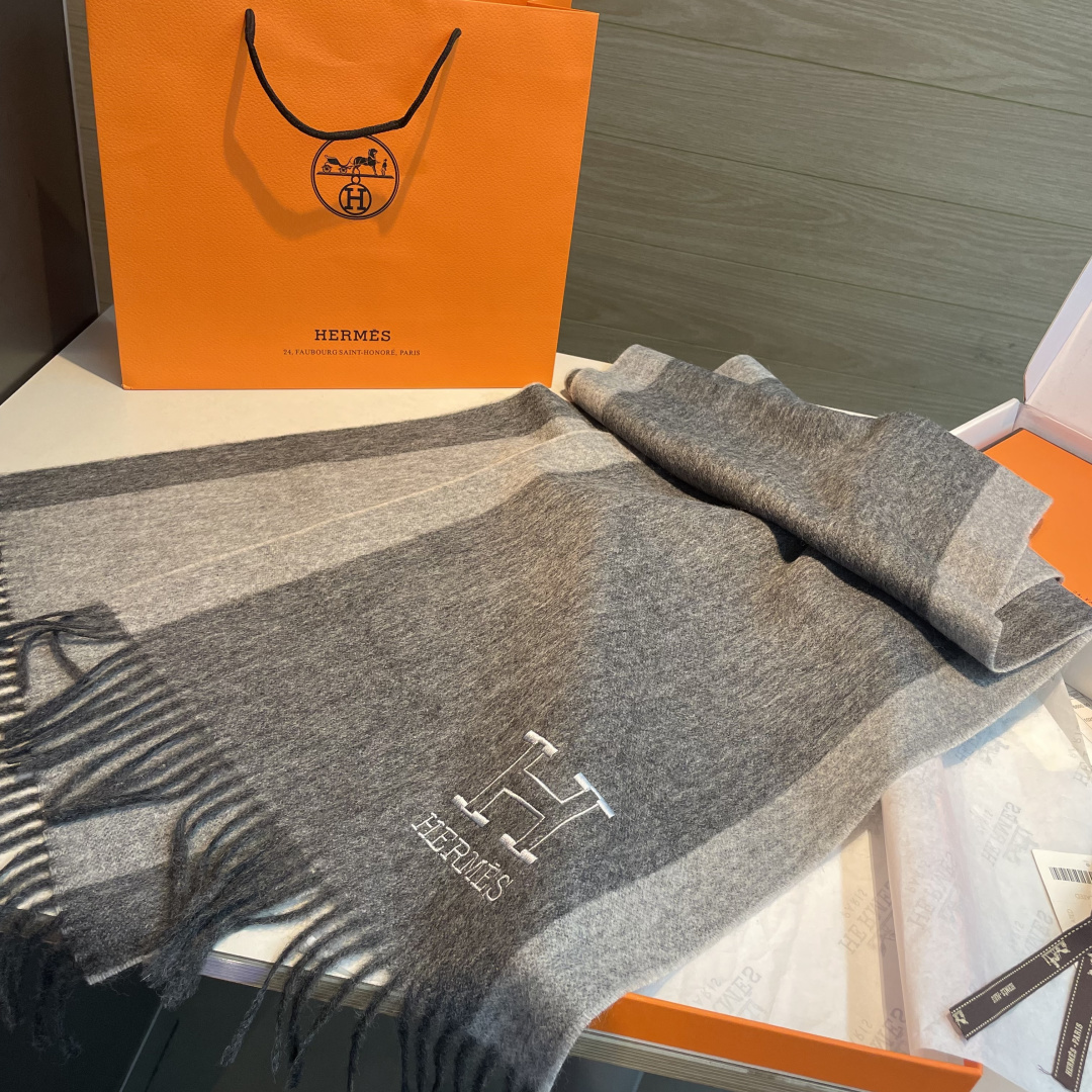 ✨✨爱马仕双面围巾❗好看的要疯掉了，太有型太有魅力了❗❗非常斯文时尚的秋冬单品！真的很喜欢，非常Clas