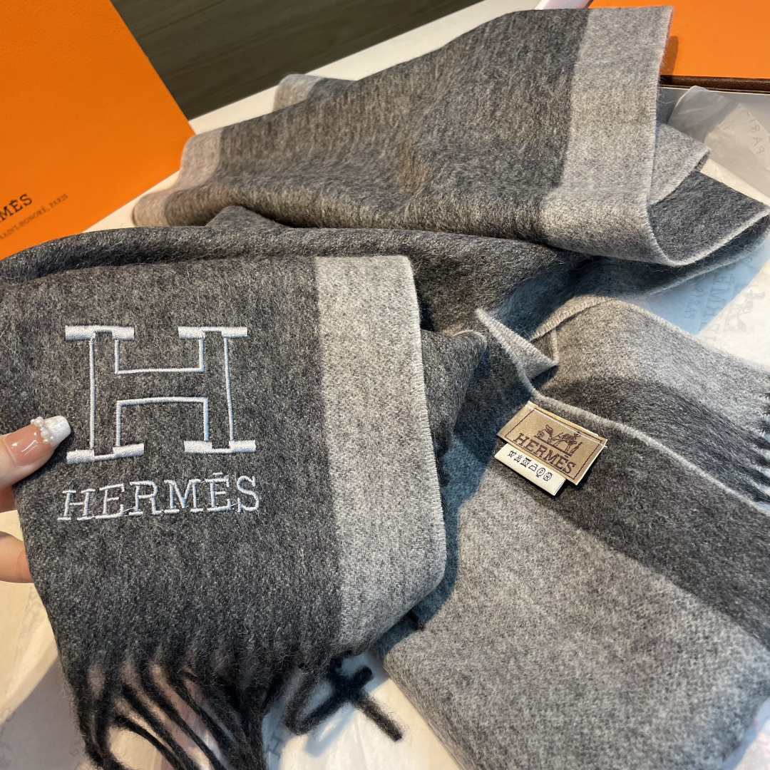 ✨✨爱马仕双面围巾❗好看的要疯掉了，太有型太有魅力了❗❗非常斯文时尚的秋冬单品！真的很喜欢，非常Clas