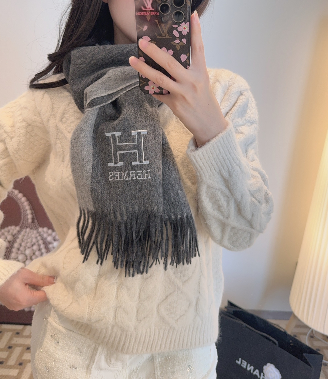 NO:642686,The Hermès double-sided scarf is crazy beautiful, so stylish and charming, a very elegant and fashionable autumn and winter item!  I really like it. It’s a very classic men’s design made of lambskin. It feels really great on the upper body and looks good on any waist!  !  This style is really worth buying with your eyes closed, and it can be easily worn by any age group!  !  !  35*200cm high version scarf, high version scarf, hermes19860909爱马仕双面围巾好看的要疯掉了,太有型太有魅力了非常斯文时尚的秋冬单品！真的很喜欢,非常Classical的男款设计羔绒,手感真的绝了上身效果真的随便怎么围都好看！！这种款式真的闭着眼买,任何年龄层都轻松驾驭！！！35*200cm 高版本围巾,高版本围巾,hermes,scarf