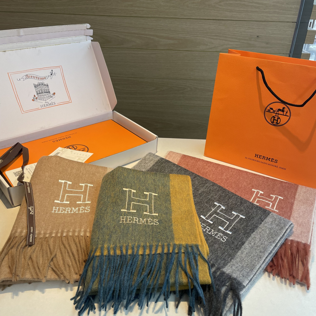 ✨✨爱马仕双面围巾❗好看的要疯掉了，太有型太有魅力了❗❗非常斯文时尚的秋冬单品！真的很喜欢，非常Clas
