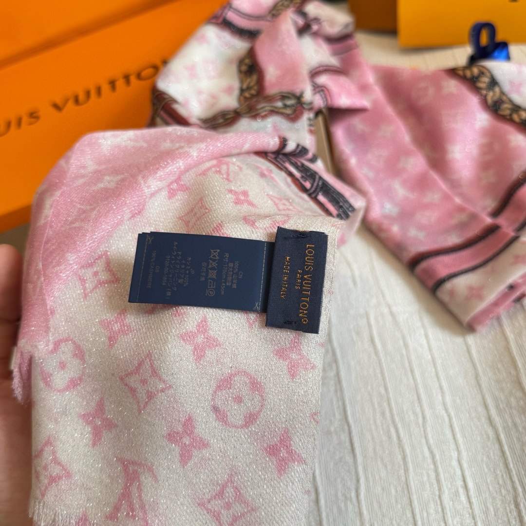 会发光发亮的围巾银丝羊绒长巾✨专柜同步‼️真心赞‼️驴家路易威登经典 Monogram 图案搭配彩色边框