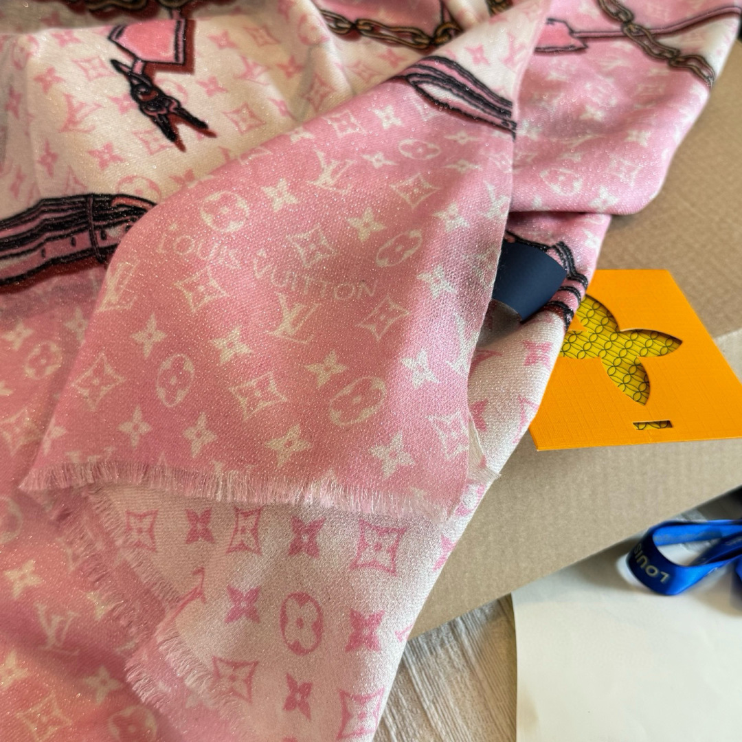 会发光发亮的围巾银丝羊绒长巾✨专柜同步‼️真心赞‼️驴家路易威登经典 Monogram 图案搭配彩色边框