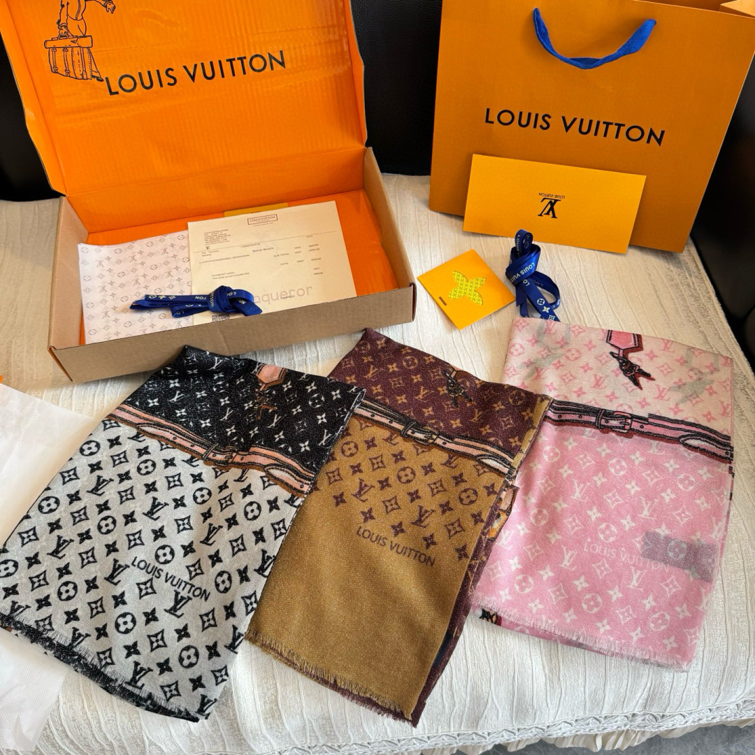 会发光发亮的围巾银丝羊绒长巾✨专柜同步‼️真心赞‼️驴家路易威登经典 Monogram 图案搭配彩色边框