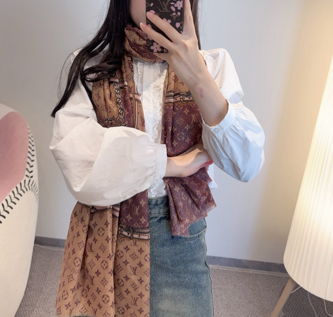 会发光发亮的围巾银丝羊绒长巾✨专柜同步‼️真心赞‼️驴家路易威登经典 Monogram 图案搭配彩色边框