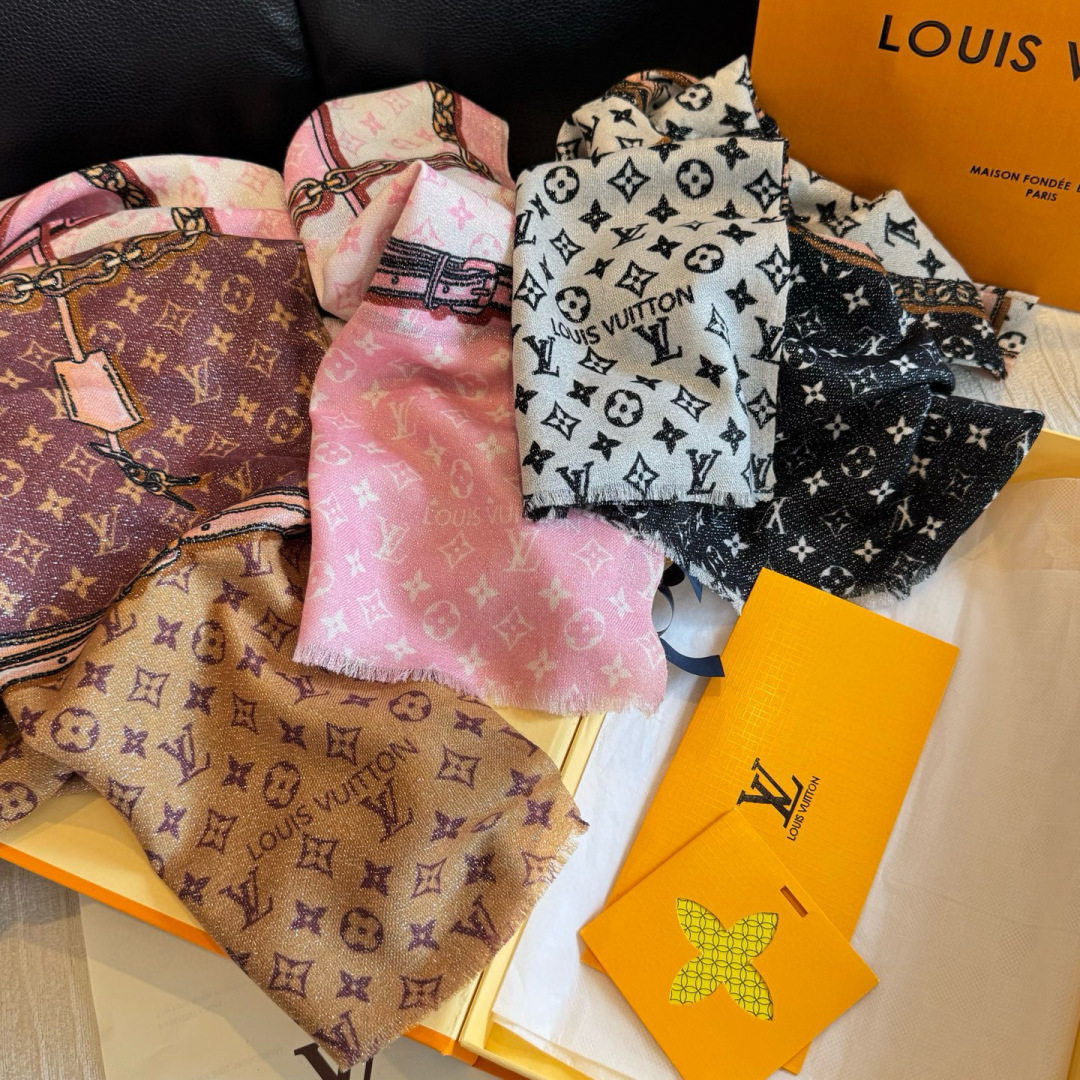 会发光发亮的围巾银丝羊绒长巾✨专柜同步‼️真心赞‼️驴家路易威登经典 Monogram 图案搭配彩色边框