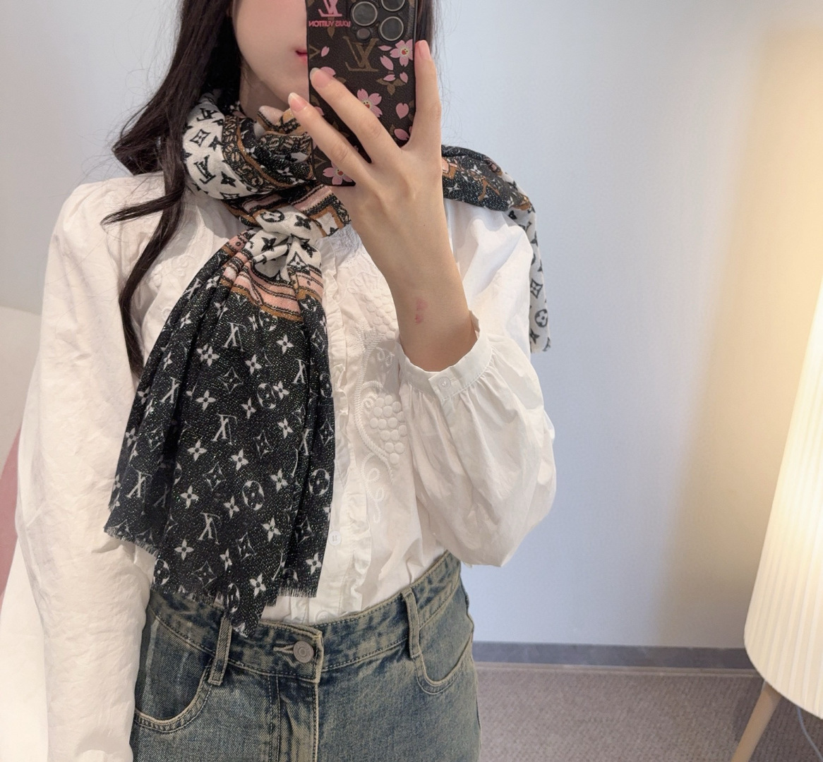 NO:642691,The shiny silver cashmere long scarf counter is synchronized and I sincerely praise the Louis Vuitton classic Monogram pattern with the colorful frame to add a gorgeous style. Highly recommended. This size is neither big nor small and is very easy to match. The quality is super good and you will understand the high-end quality when you get it. The high-end details are what you see is what you get. The VI price is a must-have for customers. Recommended size 110*200cm cashmere high version scarf, high version scarf, louis vuitton, louis vuitton, louis  vuitton19860909会发光发亮的围巾银丝羊绒长巾专柜同步真心赞驴家路易威登经典 Monogram 图案搭配彩色边框再添华美格调.强烈推荐手慢无这个size不大不小特别好搭配,品质超级好拿到手就会懂的高端品质,高端细节所见即所得重磅巨献VI价客户必入推荐尺寸110*200cm羊绒高版本围巾,高版本围巾,louis vuitton,louis vuitton,louis vuitton,scarf