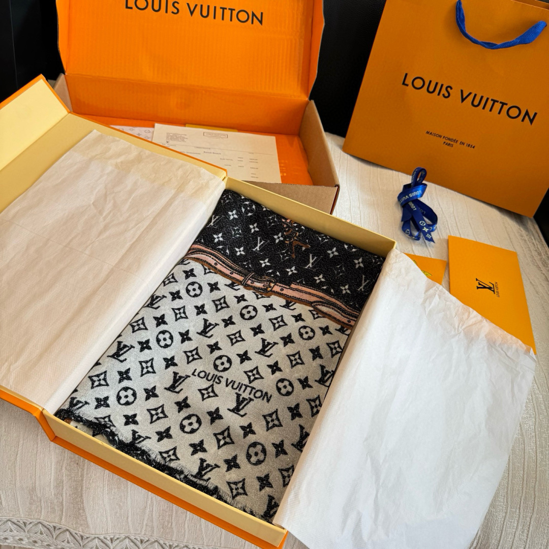 会发光发亮的围巾银丝羊绒长巾✨专柜同步‼️真心赞‼️驴家路易威登经典 Monogram 图案搭配彩色边框