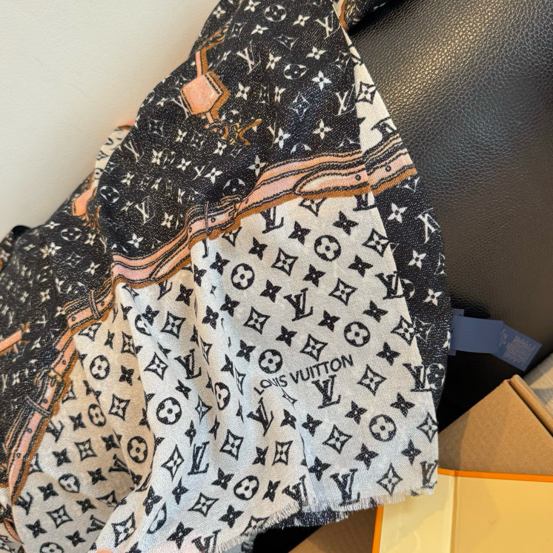 会发光发亮的围巾银丝羊绒长巾✨专柜同步‼️真心赞‼️驴家路易威登经典 Monogram 图案搭配彩色边框