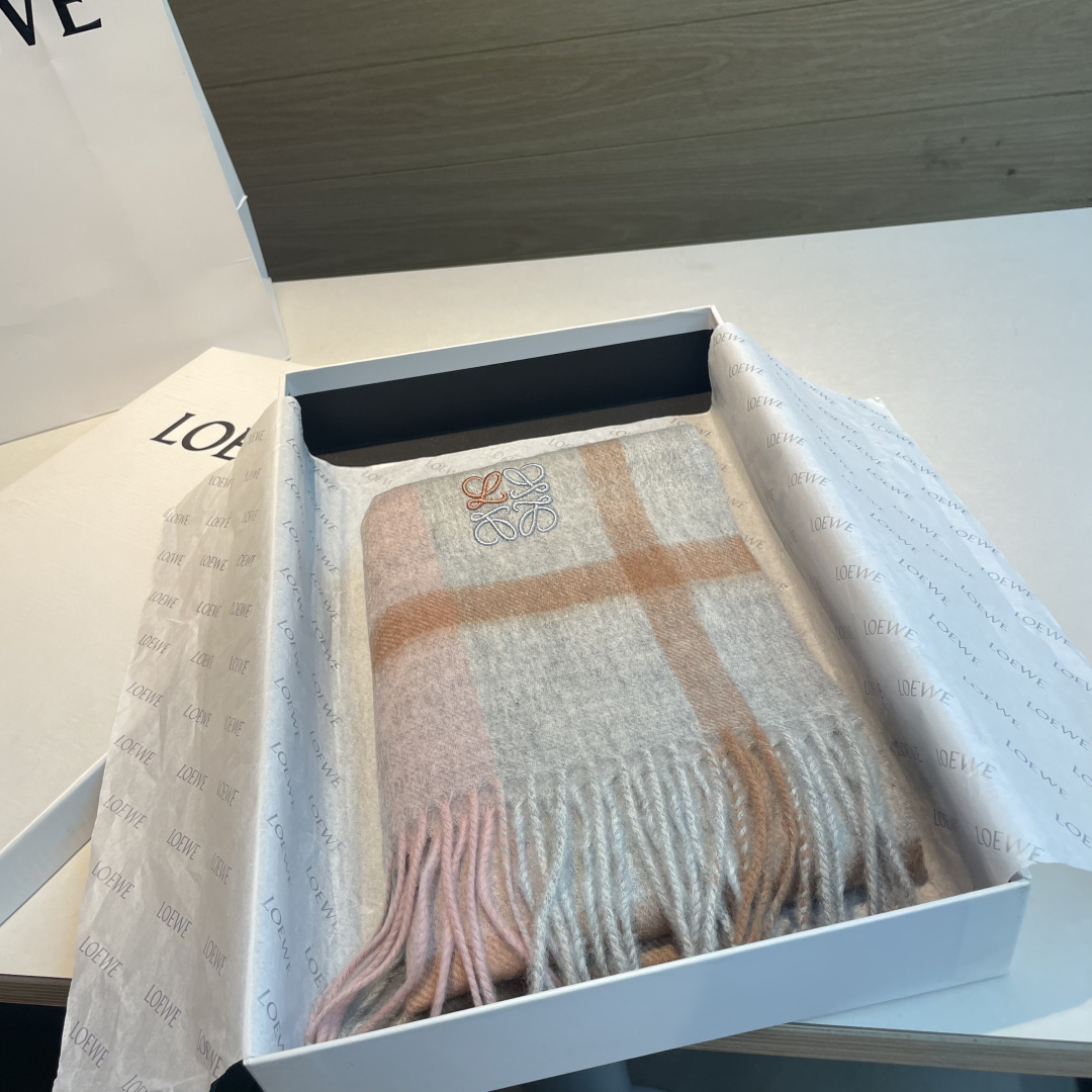 上新！Loewe · 罗意威️难得一见的温柔配色，低调又不失优雅❗️】重点推荐❗️双面配色，一条围巾两种