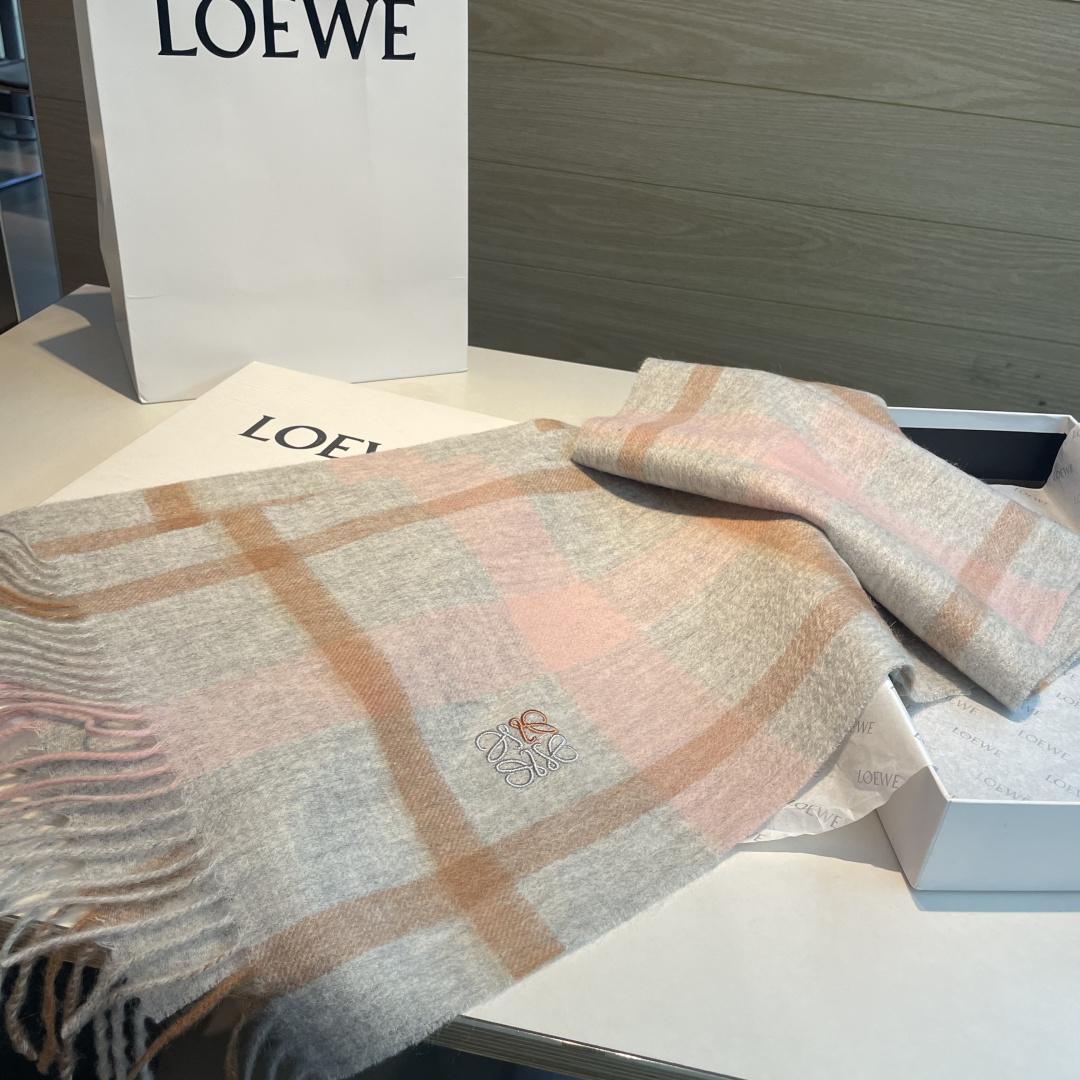 上新！Loewe · 罗意威️难得一见的温柔配色，低调又不失优雅❗️】重点推荐❗️双面配色，一条围巾两种