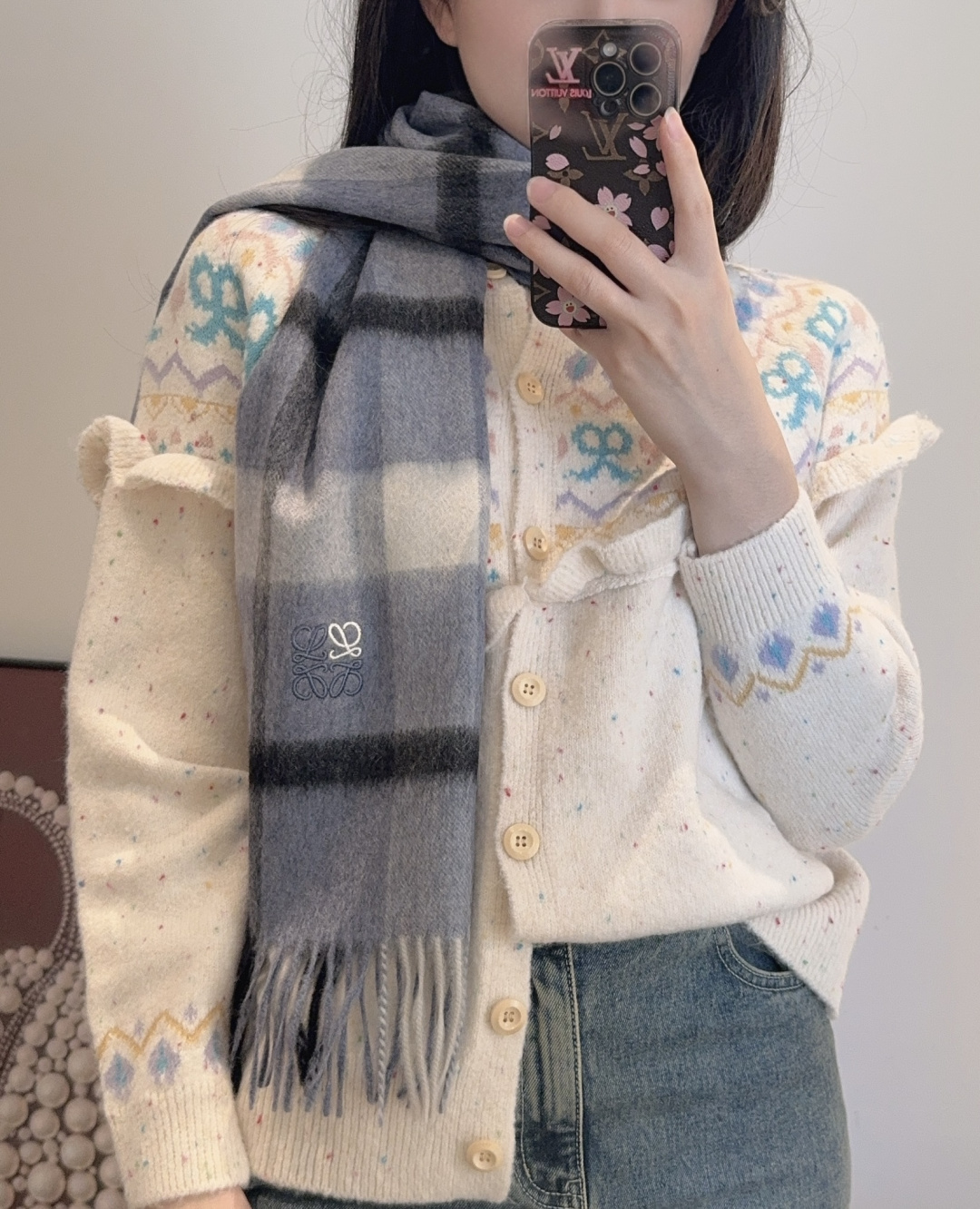 NO:642696,New!  Loewe ·  Loewe’s rare and gentle color matching, low-key yet elegant] We highly recommend double-sided color matching, a scarf with two styles, high-end, comfortable and fashionable temperament, a niche name, but full of big-name style, super Amway loewe this soft scarf that touches the heart,  Extremely simple colors with eye-catching color-changing logo, the finishing touch without losing the beauty, the pursuit of successful people, the color is absolute, a little unique fairy spirit, the absolute choice for couples, the color is elegant, not enchanting, and the very soft cashmere material specification is 30  x cm high version scarf,high version scarf,loewe,loewe19860909上新！Loewe · 罗意威难得一见的温柔配色,低调又不失优雅】重点推荐双面配色,一条围巾两种风格搭配,高级舒适时髦气质,名小众,却大牌范十足,超级安利loewe这款触动内心的柔美围巾,极其简单的颜色搭配抢眼的变色logo,点睛之笔确又不失美感,成功人士的追求,色彩绝对,有点独有的仙气,绝对的情侣款不二之选,颜色淡雅,不妖娆非常柔软的羊绒材质规格30 x cm高版本围巾,高版本围巾,loewe,loewe,scarf