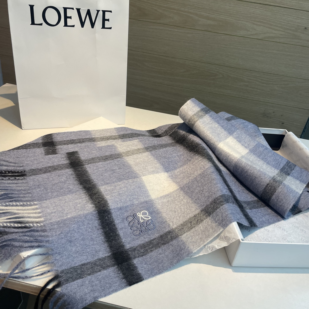 上新！Loewe · 罗意威️难得一见的温柔配色，低调又不失优雅❗️】重点推荐❗️双面配色，一条围巾两种