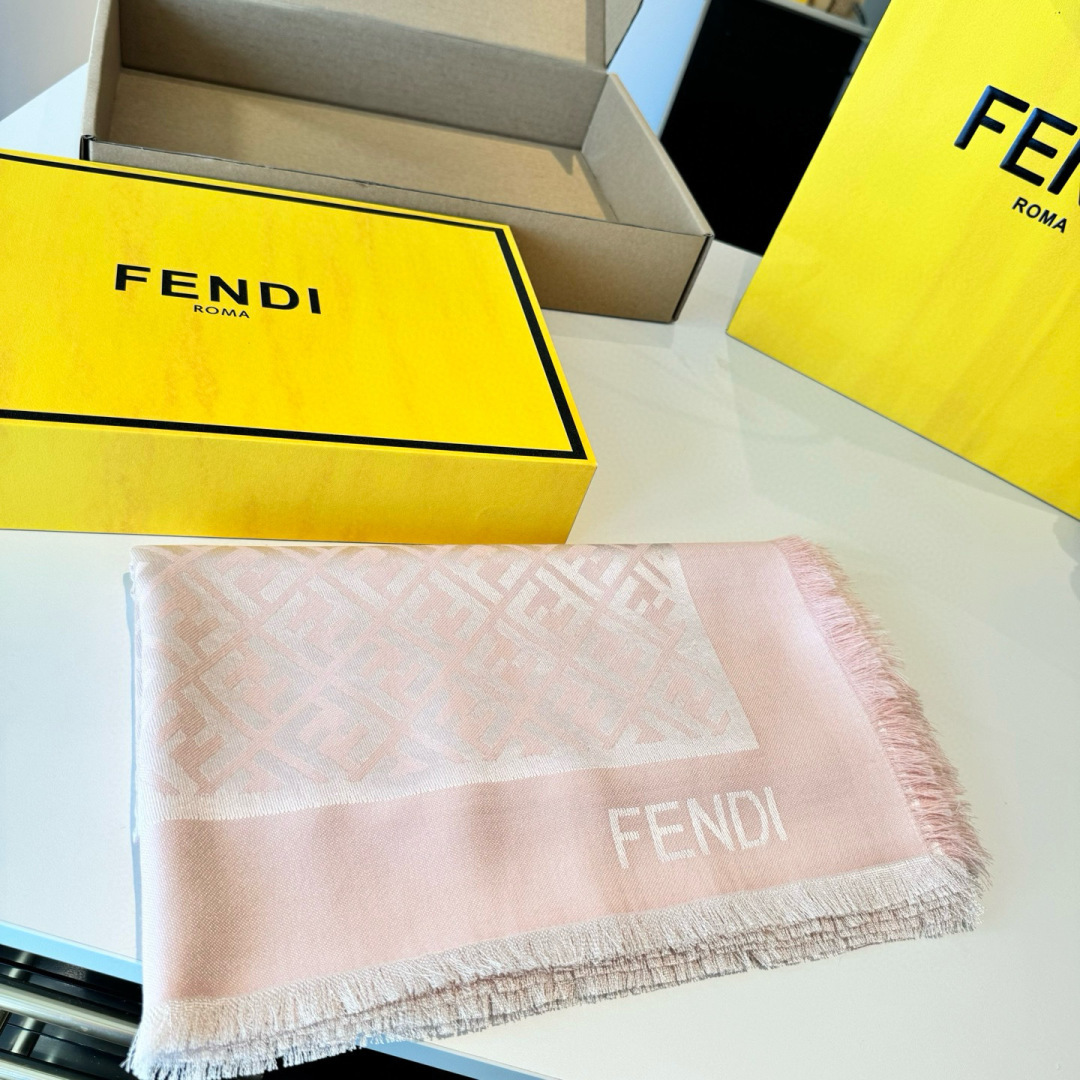 𝐅𝐞𝐧𝐝𝐢 25新款《FF金银丝提花披肩》Size：140x140cm 材质45%羊毛，45%桑蚕丝，7