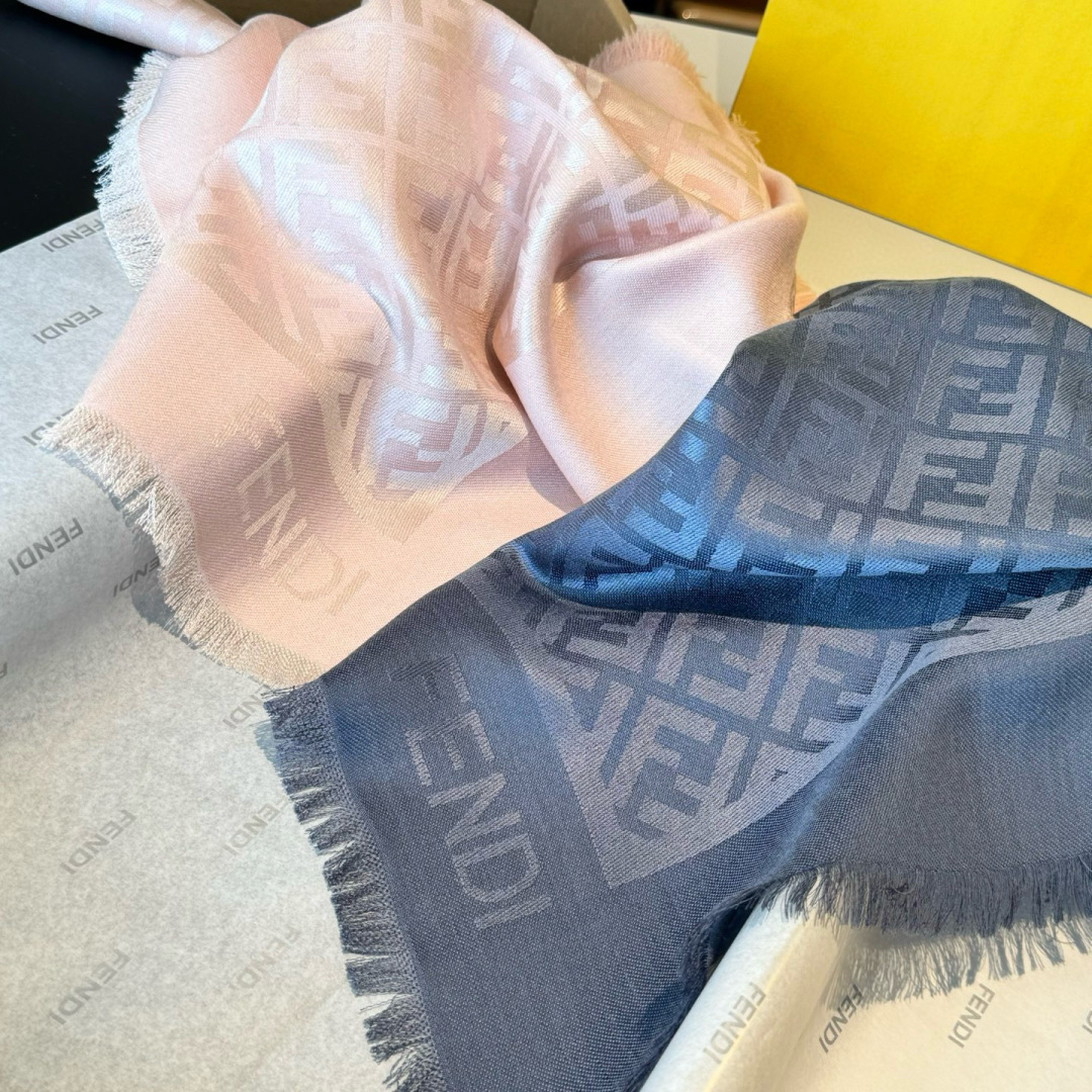 𝐅𝐞𝐧𝐝𝐢 25新款《FF金银丝提花披肩》Size：140x140cm 材质45%羊毛，45%桑蚕丝，7