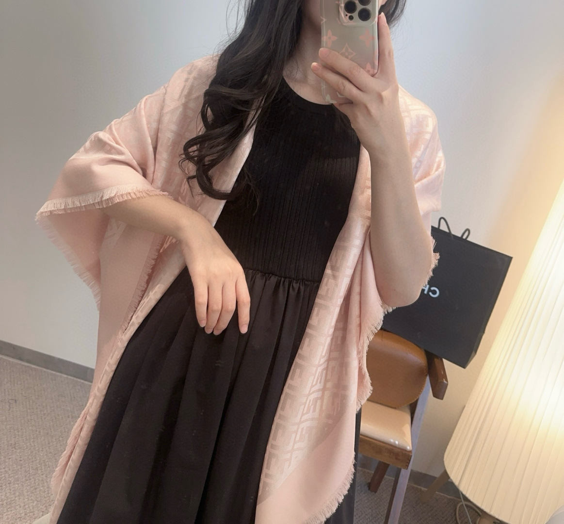 𝐅𝐞𝐧𝐝𝐢 25新款《FF金银丝提花披肩》Size：140x140cm 材质45%羊毛，45%桑蚕丝，7