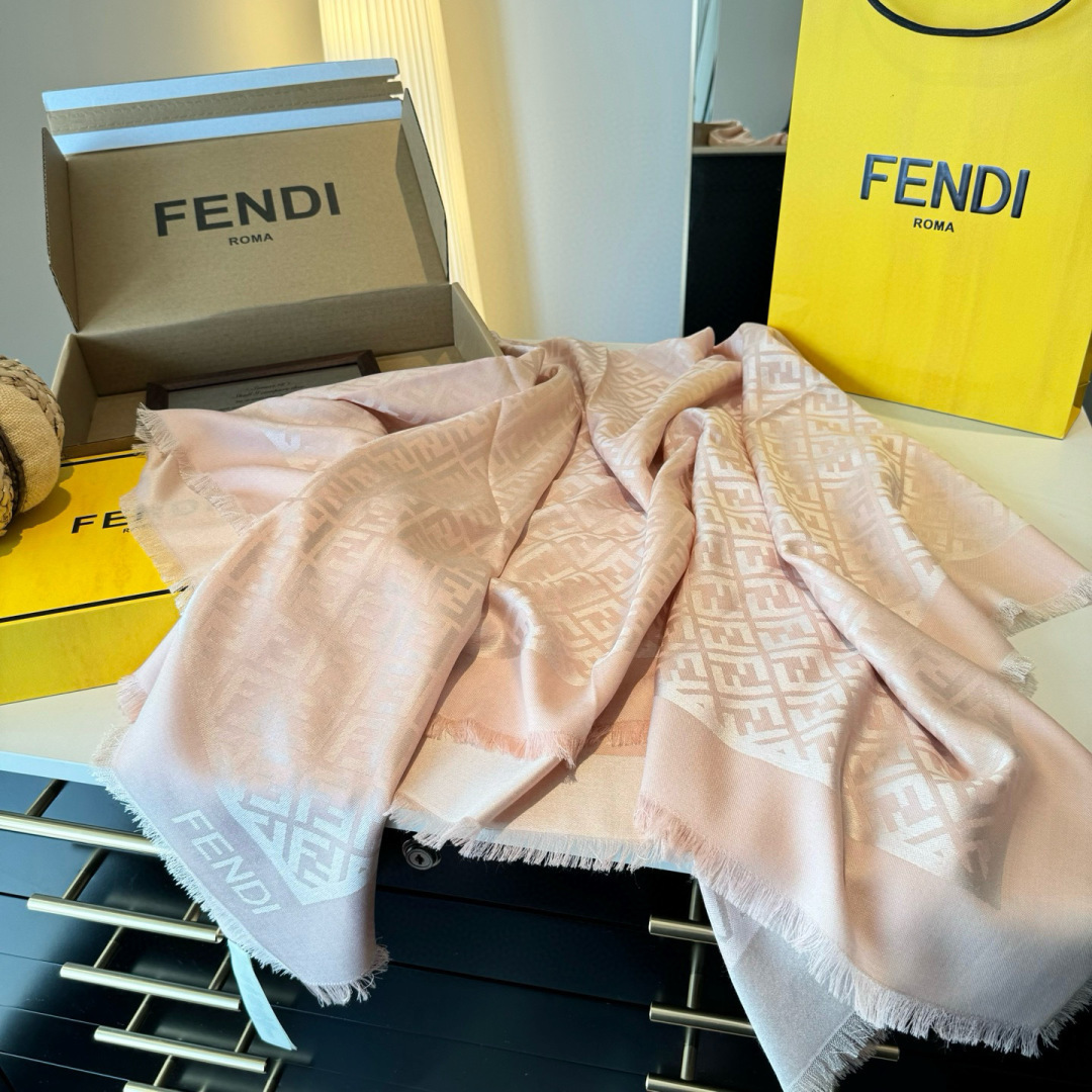 𝐅𝐞𝐧𝐝𝐢 25新款《FF金银丝提花披肩》Size：140x140cm 材质45%羊毛，45%桑蚕丝，7