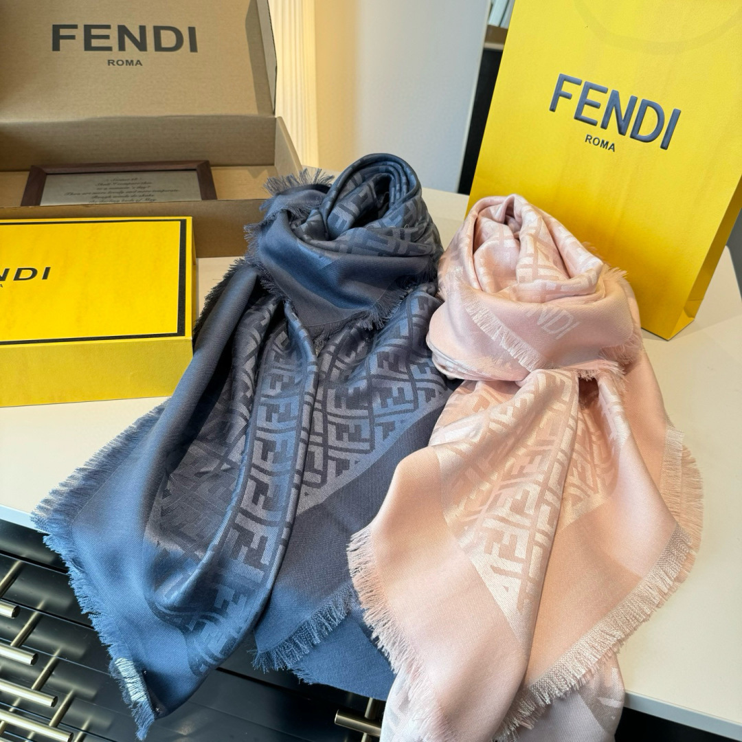 𝐅𝐞𝐧𝐝𝐢 25新款《FF金银丝提花披肩》Size：140x140cm 材质45%羊毛，45%桑蚕丝，7