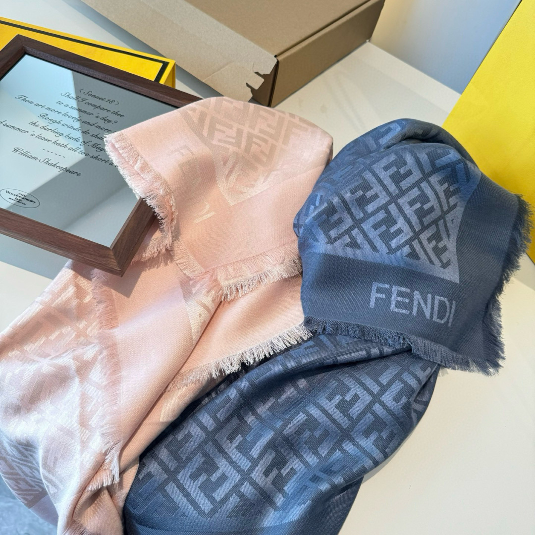 𝐅𝐞𝐧𝐝𝐢 25新款《FF金银丝提花披肩》Size：140x140cm 材质45%羊毛，45%桑蚕丝，7