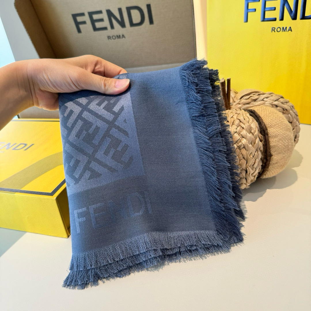 𝐅𝐞𝐧𝐝𝐢 25新款《FF金银丝提花披肩》Size：140x140cm 材质45%羊毛，45%桑蚕丝，7