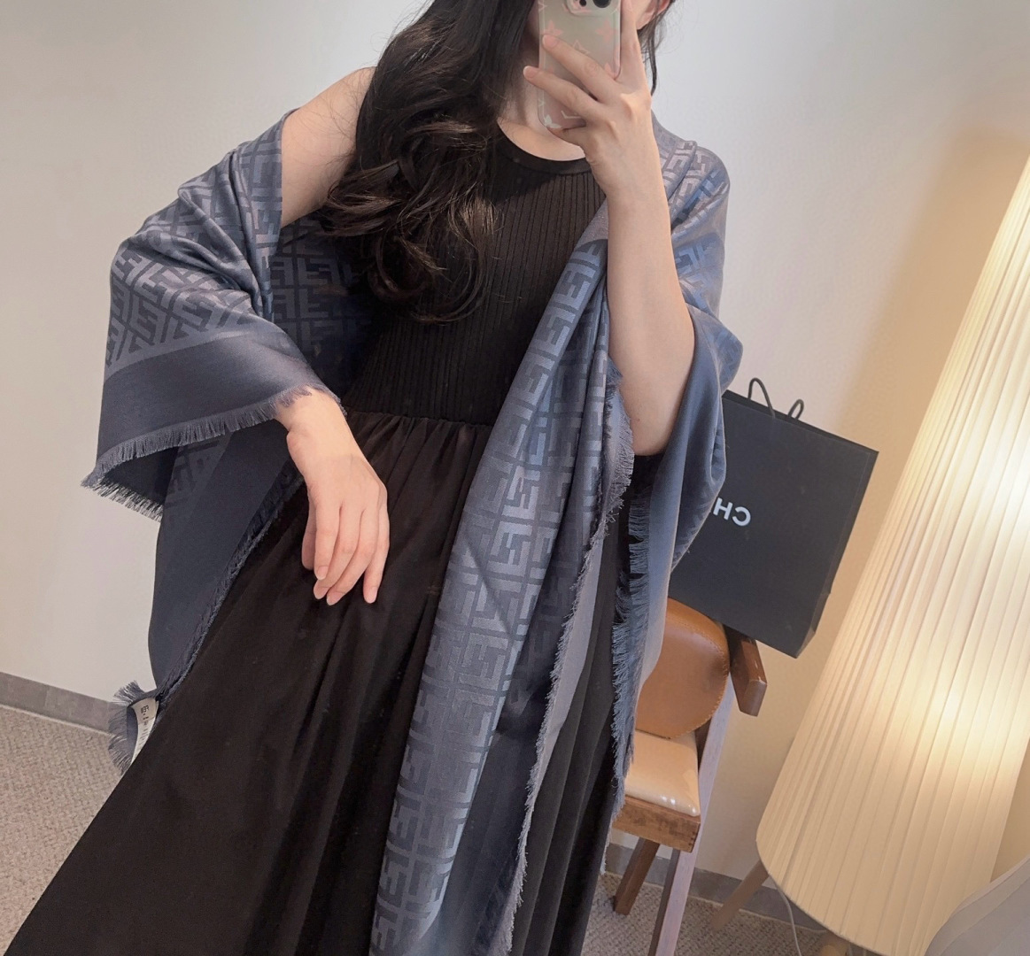 NO:642706,25 new style 'FF Filigree Jacquard Shawl' Size140x140cm Material 45 wool, 45 mulberry silk, 7 nylon, 3 nylon Double F jacquard large square scarf, new product from the counter·Both sides show a gorgeous pearlescent texture, the fabric is soft and moderately thick, a must-have for travel!  Make the overall look more layered. Get diversified outfits are highly recommended. It is a must-have item for early autumn. High version scarf, high version scarf, shawls1986090925新款《FF金银丝提花披肩》 Size140x140cm 材质45羊毛,45桑蚕丝,7锦纶,3锦纶 双F提花大方巾,专柜新品·双面呈现出华丽的珠光质感,面料柔软薄厚适中,出游必备呀！让整体造型更具有层次感 Get多样化穿搭强烈推荐 早秋必备单品哦高版本围巾,高版本围巾,shawls,scarf