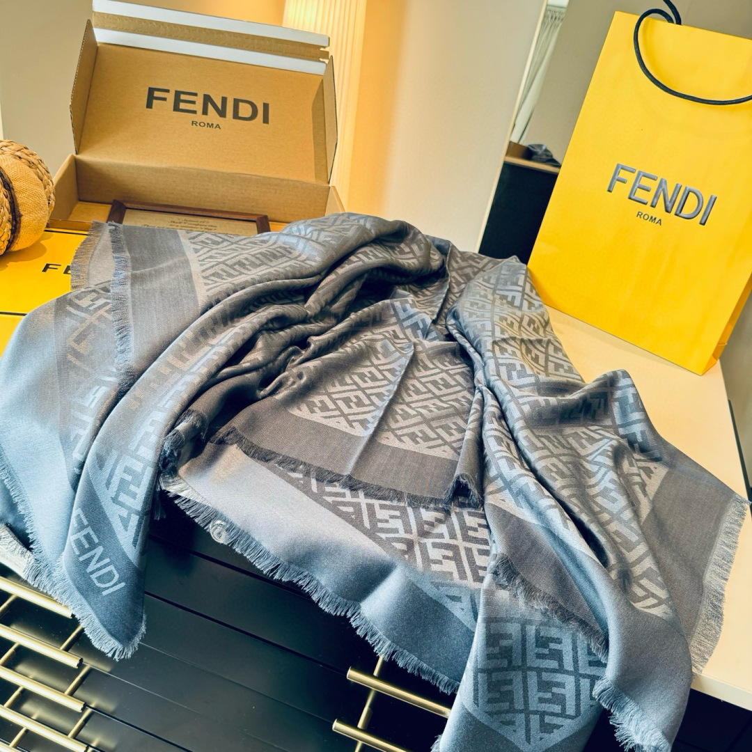 𝐅𝐞𝐧𝐝𝐢 25新款《FF金银丝提花披肩》Size：140x140cm 材质45%羊毛，45%桑蚕丝，7