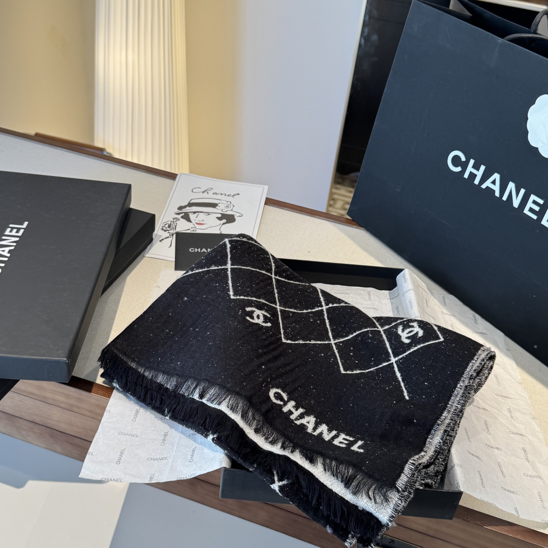 NO:642712,Original order Diamond logo 45*200cm. Cashmere. Selected top-grade cashmere/sheep wool/mulberry silk, blended with exquisite craftsmanship. It feels delicate and smooth, light and weightless, giving the neck a cloud-like warmth and skin-friendly experience, explaining what 'wearable luxury' is. A simple outfit will become more complicated with the right scarf. Relaxed, comfortable, and comes with exquisite filters. High version scarf, high version scarf19860909原单 菱格标志 45*200cm.山羊绒 精选顶级山羊绒/绵羊毛/桑蚕丝,融合精湛工艺.触感细腻柔滑,轻盈无负重感,给予颈间云端般的温暖与亲肤体验,诠释何为“ wearable luxury ”（可穿戴的奢华）.一身简单的穿搭,会因为一条对的围巾而变得不简单.轻松,惬意,又自带精致滤镜.高版本围巾,高版本围巾,scarf