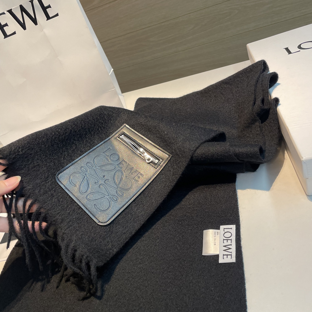 上新！Loewe · 罗意威️难得一见的温柔配色，低调又不失优雅❗️】重点推荐❗️双面配色，一条围巾两种