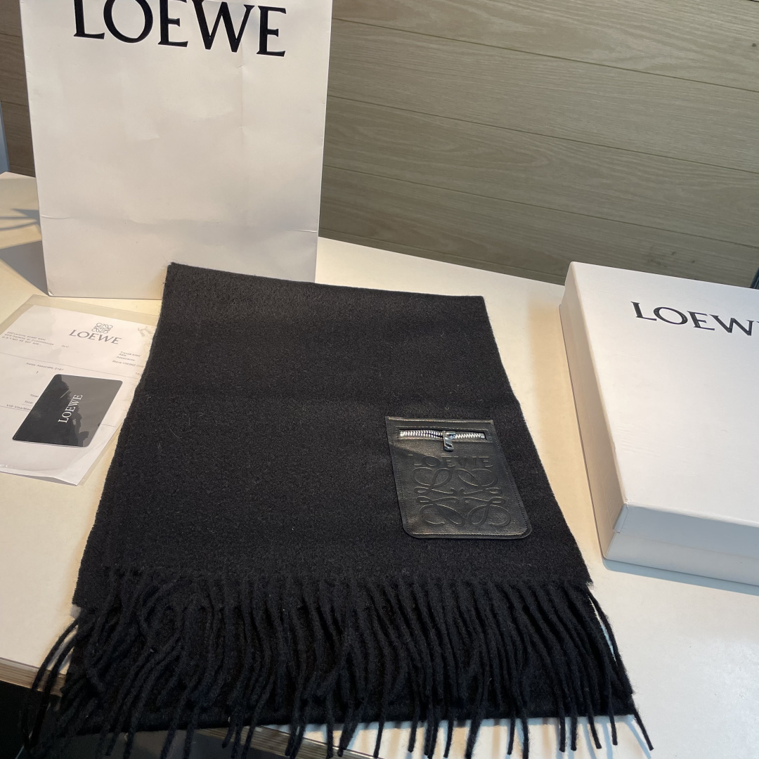 上新！Loewe · 罗意威️难得一见的温柔配色，低调又不失优雅❗️】重点推荐❗️双面配色，一条围巾两种