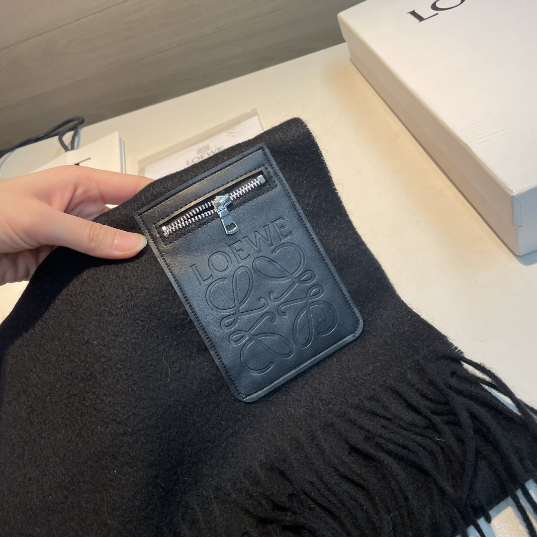 上新！Loewe · 罗意威️难得一见的温柔配色，低调又不失优雅❗️】重点推荐❗️双面配色，一条围巾两种