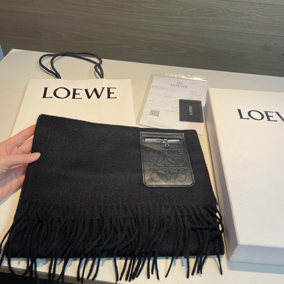 上新！Loewe · 罗意威️难得一见的温柔配色，低调又不失优雅❗️】重点推荐❗️双面配色，一条围巾两种