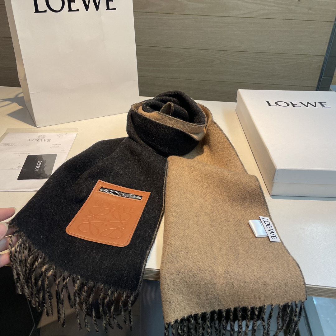 上新！Loewe · 罗意威️难得一见的温柔配色，低调又不失优雅❗️】重点推荐❗️双面配色，一条围巾两种