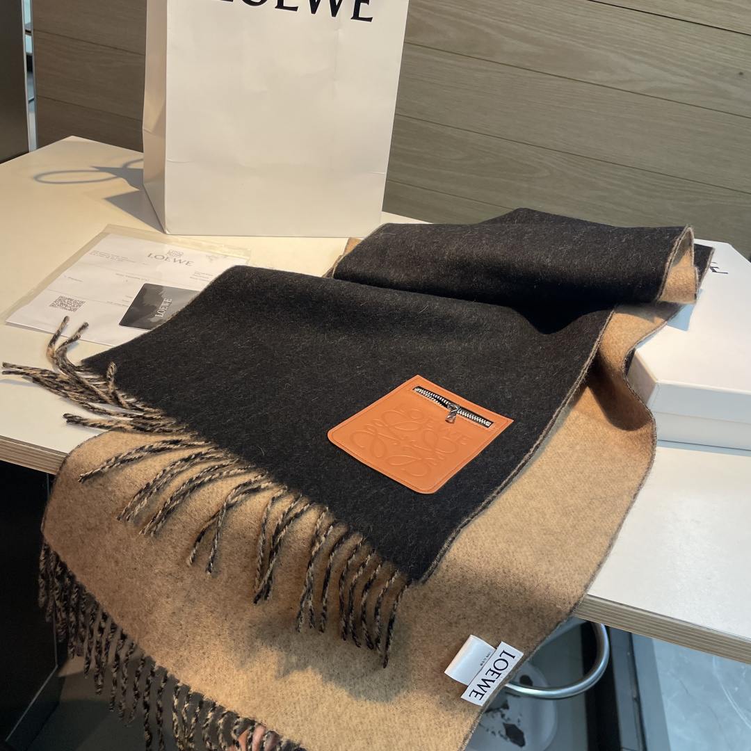 上新！Loewe · 罗意威️难得一见的温柔配色，低调又不失优雅❗️】重点推荐❗️双面配色，一条围巾两种