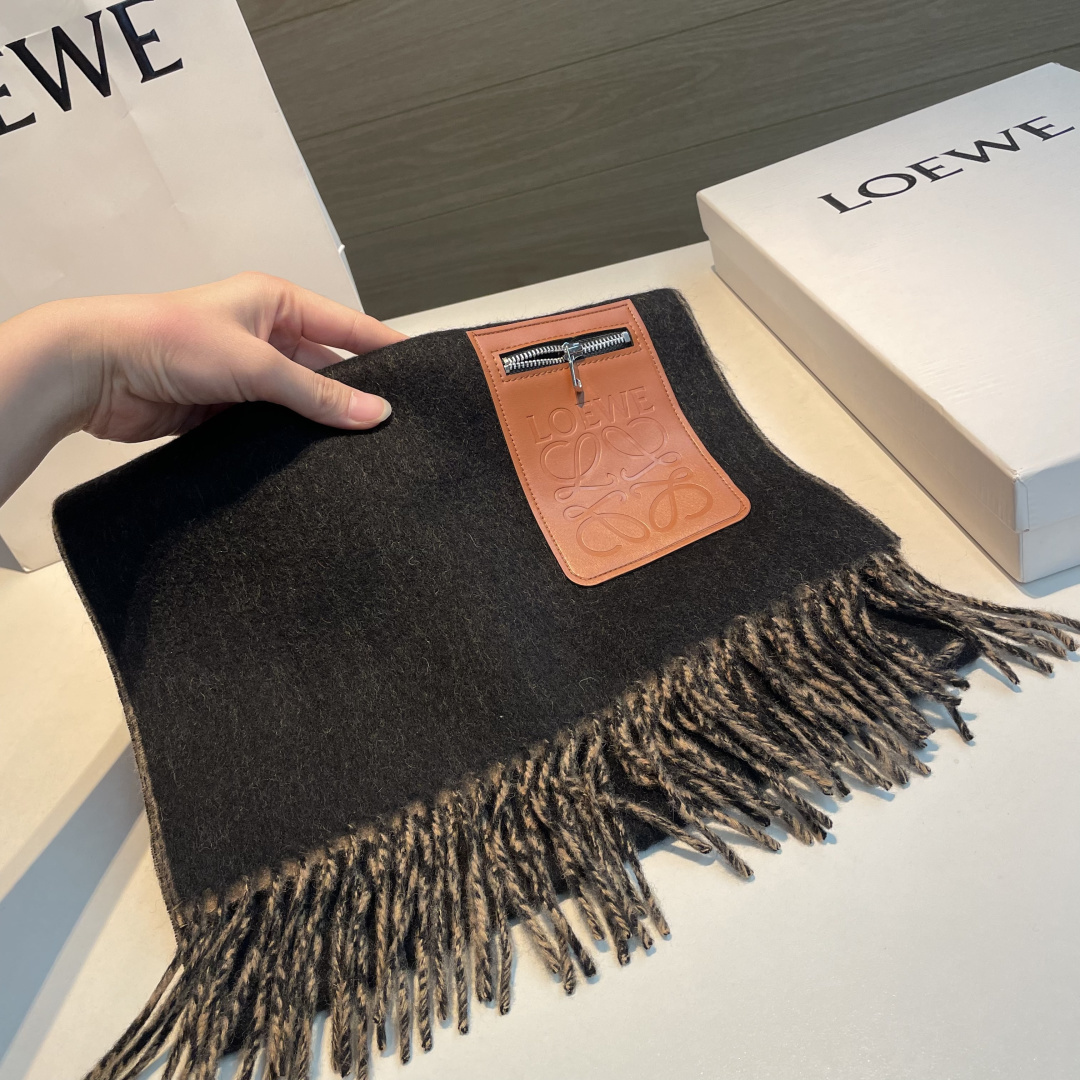 上新！Loewe · 罗意威️难得一见的温柔配色，低调又不失优雅❗️】重点推荐❗️双面配色，一条围巾两种