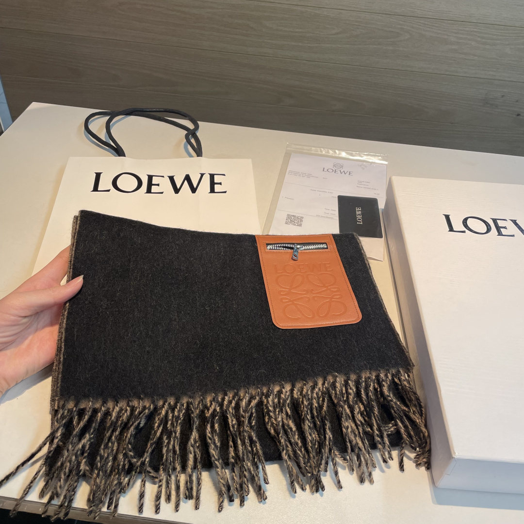 NO:642717,New!  Loewe · Loewe’s rare gentle color matching, low-key yet elegant] Highly recommend the double-sided color matching, one scarf with two styles, high-end, comfortable and fashionable temperament, niche name, but full of big-name style, super Amway loewe This soft scarf that touches the heart, extremely simple color with eye-catching leather label  , the finishing touch without losing the beauty, the pursuit of successful people, the color is absolute, a bit unique and fairy-like, the absolute best choice for couples, the color is elegant, not enchanting, the material is made of very soft wool, specifications: 30 x cm high version scarf, high version scarf, loewe, loewe19860909上新！Loewe · 罗意威难得一见的温柔配色,低调又不失优雅】重点推荐双面配色,一条围巾两种风格搭配,高级舒适时髦气质,名小众,却大牌范十足,超级安利loewe这款触动内心的柔美围巾,极其简单的颜色搭配抢眼的皮标 ,点睛之笔确又不失美感,成功人士的追求,色彩绝对,有点独有的仙气,绝对的情侣款不二之选,颜色淡雅,不妖娆非常柔软的羊毛材质规格30 x cm高版本围巾,高版本围巾,loewe,loewe,scarf