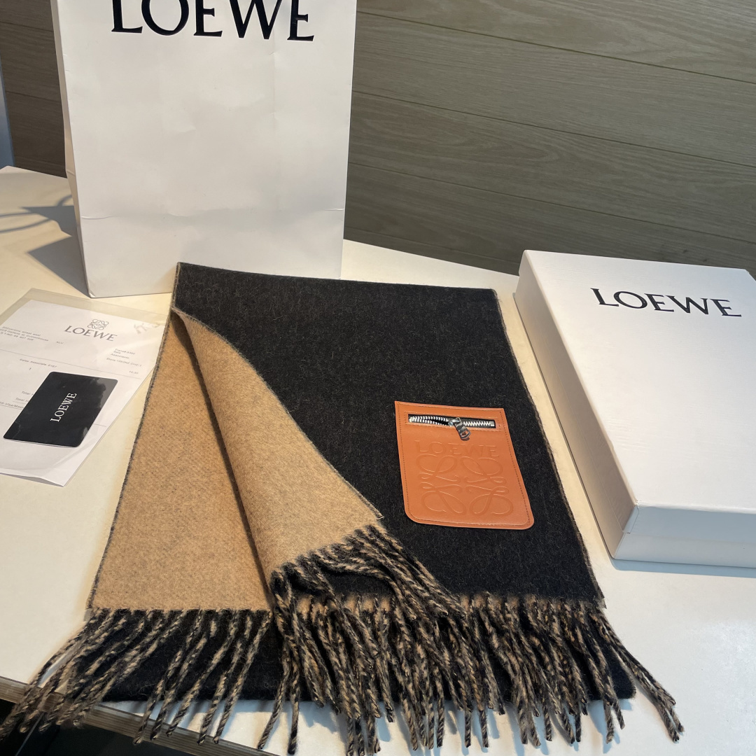上新！Loewe · 罗意威️难得一见的温柔配色，低调又不失优雅❗️】重点推荐❗️双面配色，一条围巾两种