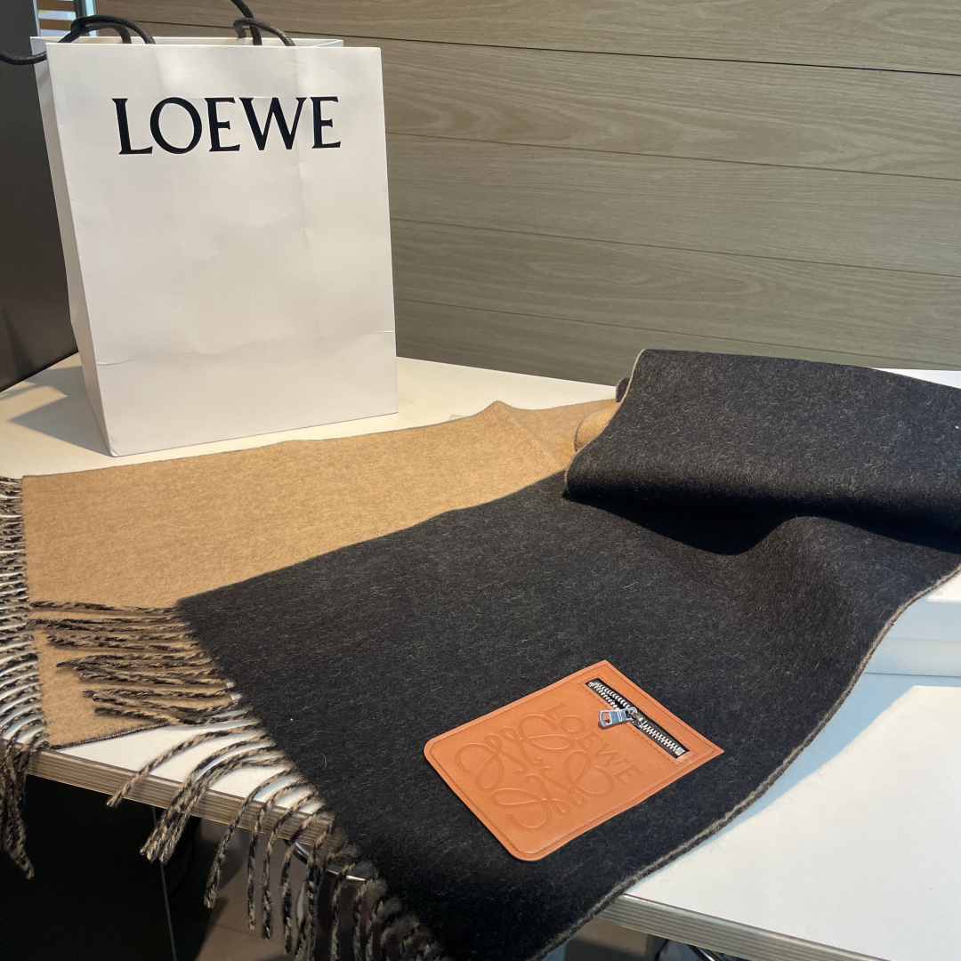 上新！Loewe · 罗意威️难得一见的温柔配色，低调又不失优雅❗️】重点推荐❗️双面配色，一条围巾两种
