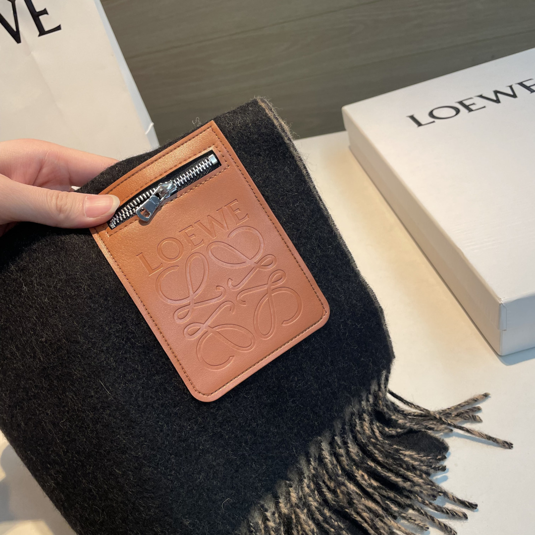 上新！Loewe · 罗意威️难得一见的温柔配色，低调又不失优雅❗️】重点推荐❗️双面配色，一条围巾两种