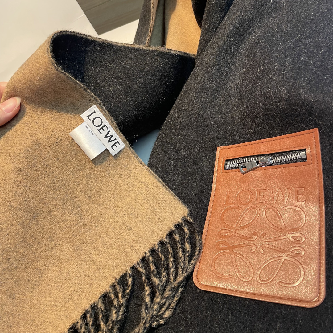 上新！Loewe · 罗意威️难得一见的温柔配色，低调又不失优雅❗️】重点推荐❗️双面配色，一条围巾两种