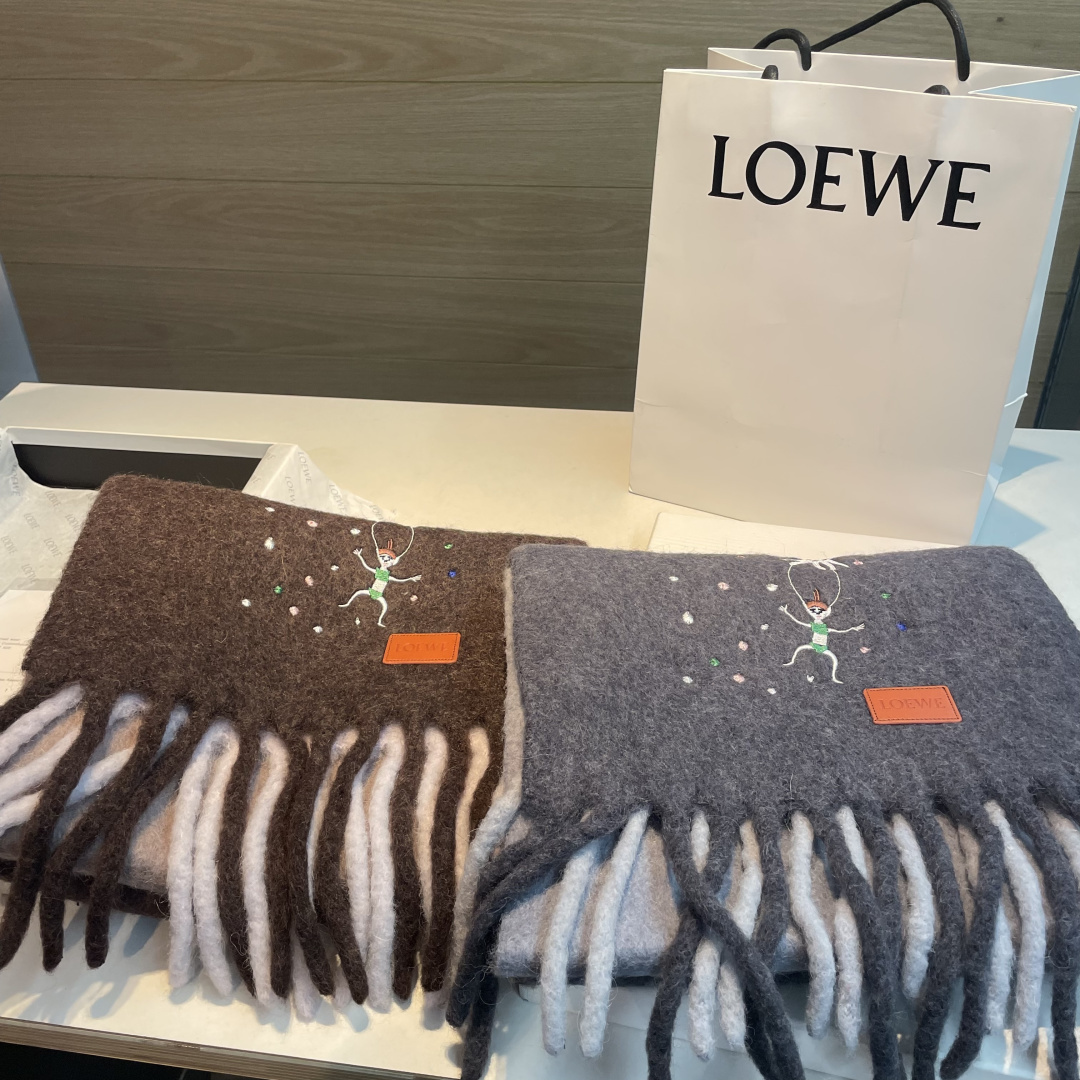 【▪❤️️Loewe超美新款马海毛围巾！超级推荐入手！】质感好货！罗意威主打的马海毛围巾~据说超难买哦！