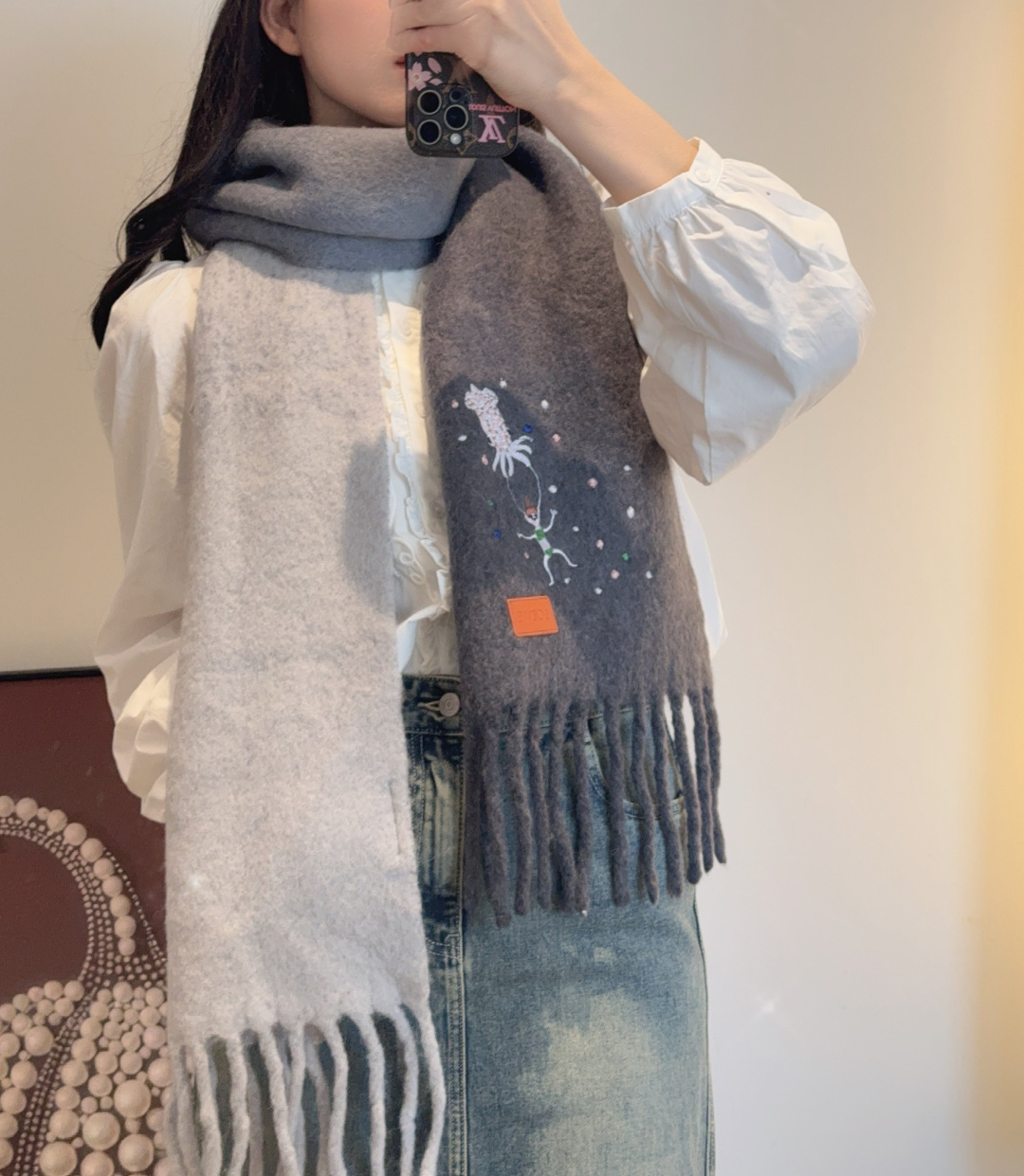 NO:642722,[Loewe’s super beautiful new mohair scarf!  Highly recommended to buy!  】Good quality goods!  Luo Yiwei’s main mohair scarf ~ it is said that it is very difficult to buy!  !  I typed it many times!  Finally shipped, closest to the original version, no pressure in and out of the counter, the workmanship is very exquisite and substantial, and our price is really worth it!  The biggest feeling of this scarf is that it is super soft and comfortable, and has a very airy and fluffy feel!  !  !  The texture unique to mohair’s special craftsmanship is really beautiful!  The quantity is limited, and there is no guarantee that it will be available at any time. As long as the economy allows, you can take whatever you want!  !  Crazy but not picky, crazy temperament!  Whoever surrounds you has temperament!  !  I really hope you don’t miss this style. High version scarf, high version scarf, loewe, loewe19860909【Loewe超美新款马海毛围巾！超级推荐入手！】质感好货！罗意威主打的马海毛围巾~据说超难买哦！！打了好多次版！终于出货 最接近原版 进出专柜无压力做工非常精致,很有分量,我们的价格真的超级值！这个围巾最大的感触就是:超级柔软舒服,并且很有空气蓬松感！！！马海毛特殊工艺特有的质感真的太美了！数量有限,不保证随时有货~只要经济允许,任意收！！狂不挑人,狂气质！谁围谁有气质！！真的希望大家不要错过这样的款式.高版本围巾,高版本围巾,loewe,loewe,scarf