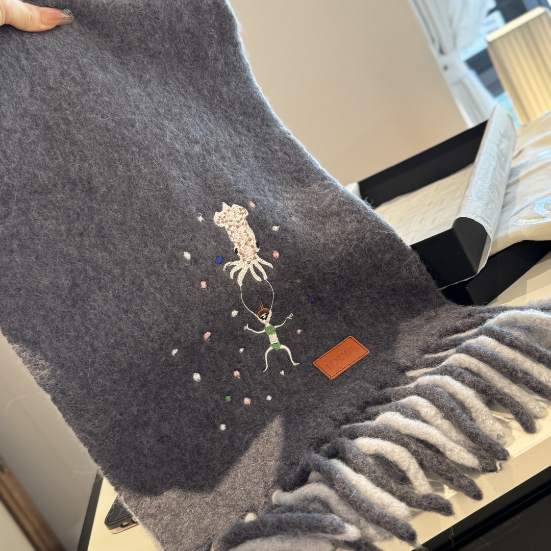 【▪❤️️Loewe超美新款马海毛围巾！超级推荐入手！】质感好货！罗意威主打的马海毛围巾~据说超难买哦！