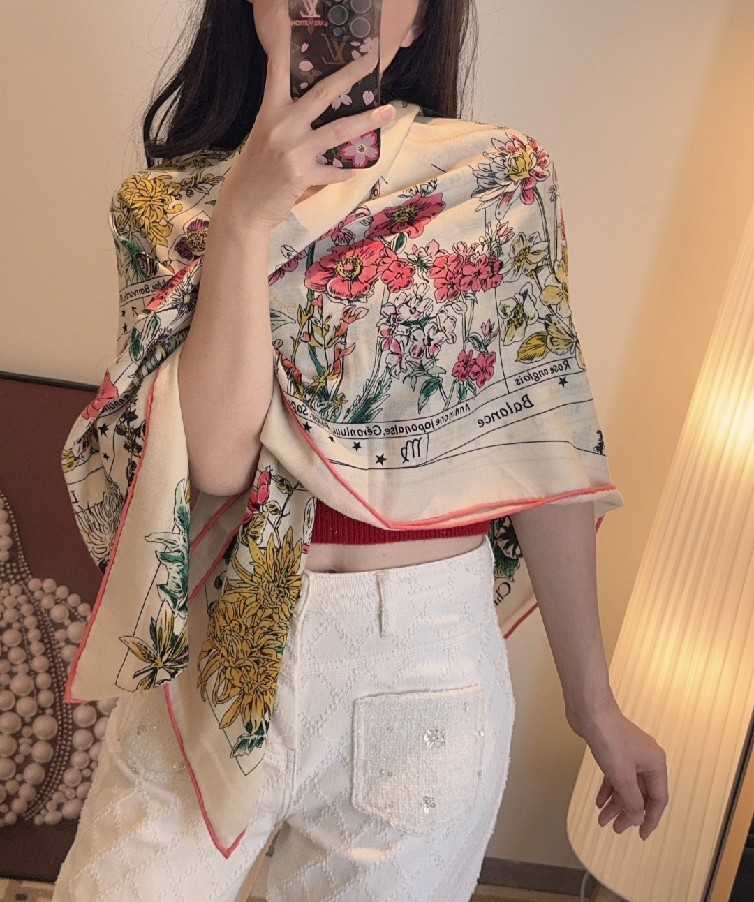 NO:642727,The new ready-made 140 velvet square scarves are double-sided with the same color (the counter is synchronized with Dior). Get VIP recommendations. Be sure to buy quickly. [High-end love pure cashmere. Baby touch is so comfortable that it is a woman's stunner. The stock is very small. It can be used in all seasons. It is really beautiful and makes people very, very excited. The upper body effect is simply beautiful. The quality is perfect. The whole scarf gives a big-name aura and is very delicate and beautiful at the same time. It is definitely a new style worth buying.  Once you get the real thing, you will be glad that you are a woman. It is worth appreciating the perfect temperament and taste. Ditails are preferred by VIPs. Upper size 140cm*140cm, 70 cashmere silk high version scarf, high version scarf, dior, dior, real silk19860909新款现货140丝绒方巾双面同色（专柜同步Dior 迪奥）抢VIP推荐 下手一定要快【高端 大爱 纯羊绒 婴儿触感舒服到飞女人尤物 货极少 四季都可以用真心美的让人非常非常心动 上身效果简直美翻了 品质非常完美 整个围巾给人大牌气场的同时又非常精致秀丽绝对值得入手的新款 实物一拿到就会庆幸自己是女人的绝美好货 值得品鉴完美气质品味Ditails首选VIP们 上尺寸140cm*140cm,70羊绒真丝高版本围巾,高版本围巾,dior,dior,real silk,scarf