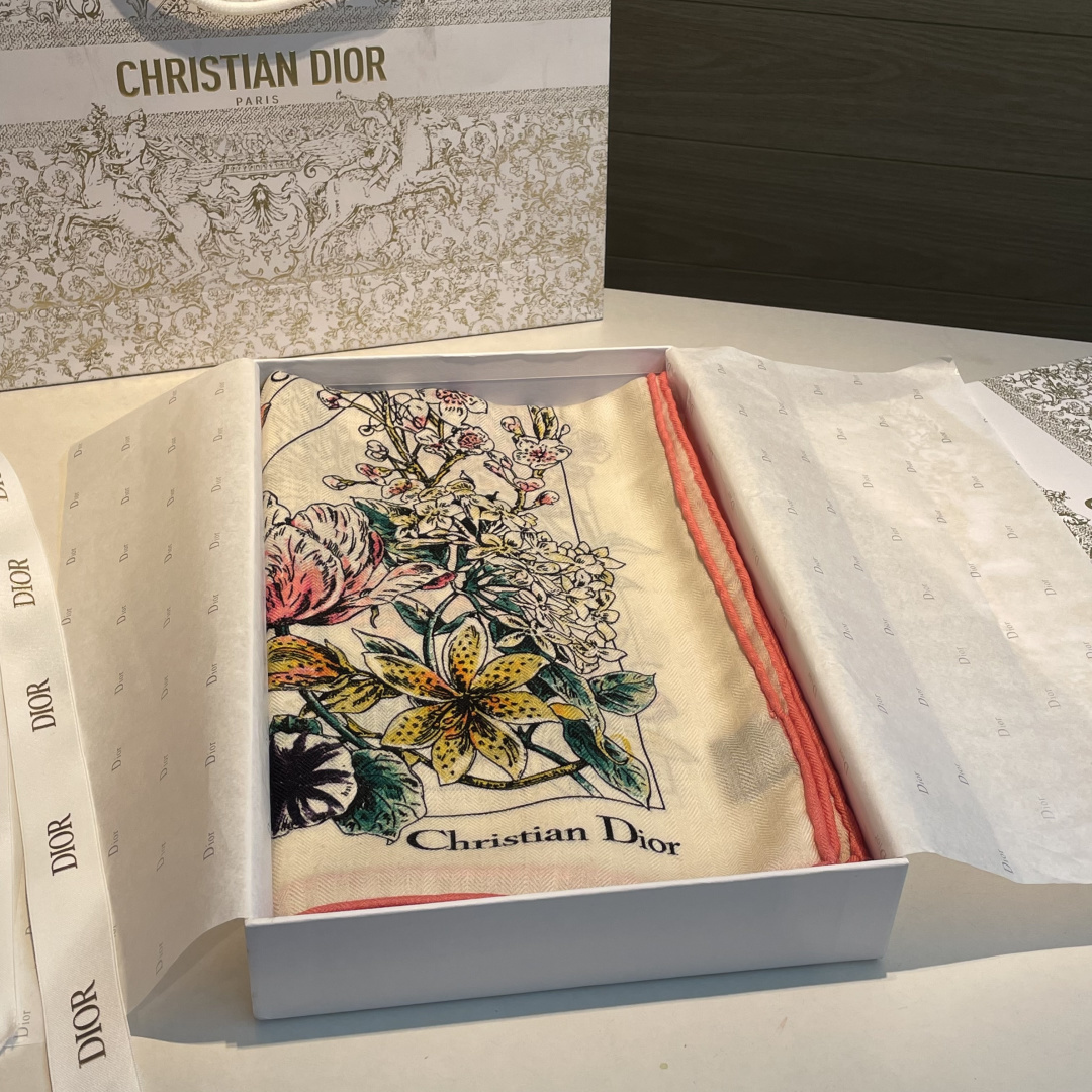新款现货💖💖140丝绒方巾双面同色（专柜同步Dior 迪奥）‼️抢‼️VIP推荐 ‼️下手一定要快【高端