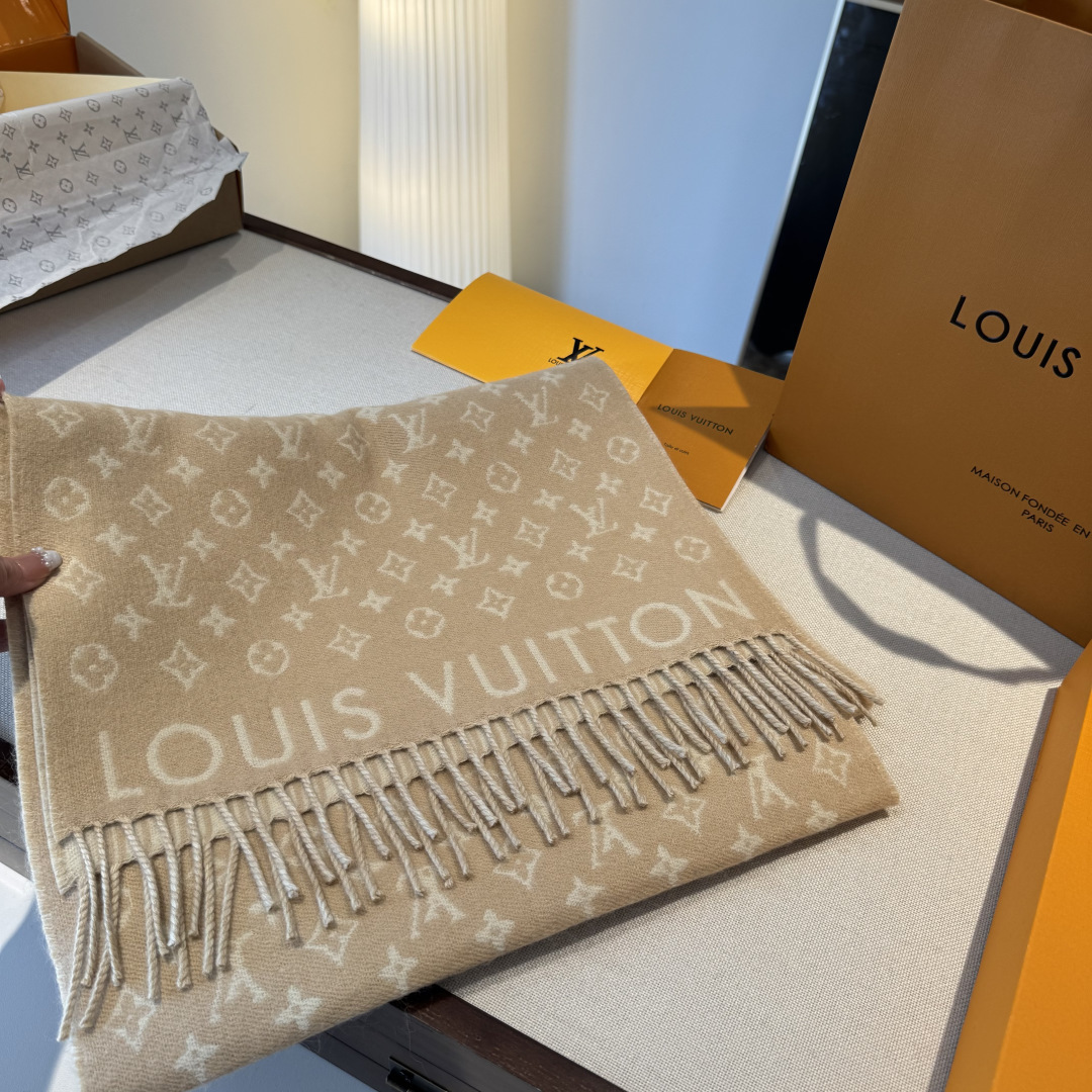 本款My Neverfull围巾为柔暖毛绒混纺铺陈经典Monogram 图案和路易威登成衣系列的Neve