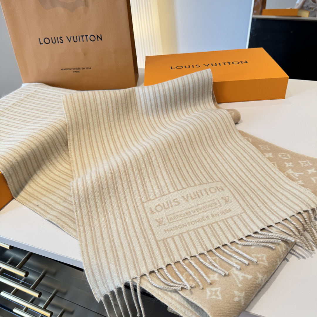 本款My Neverfull围巾为柔暖毛绒混纺铺陈经典Monogram 图案和路易威登成衣系列的Neve